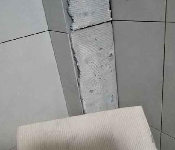 英山瓷砖空鼓维修公司分享下厨房瓷砖脱落的补救措施。
